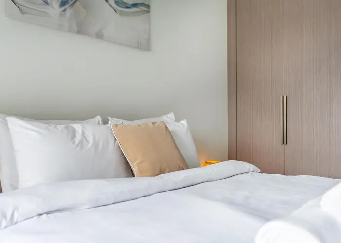 Downtown Dubai- 2Br Apartment In Act Towers