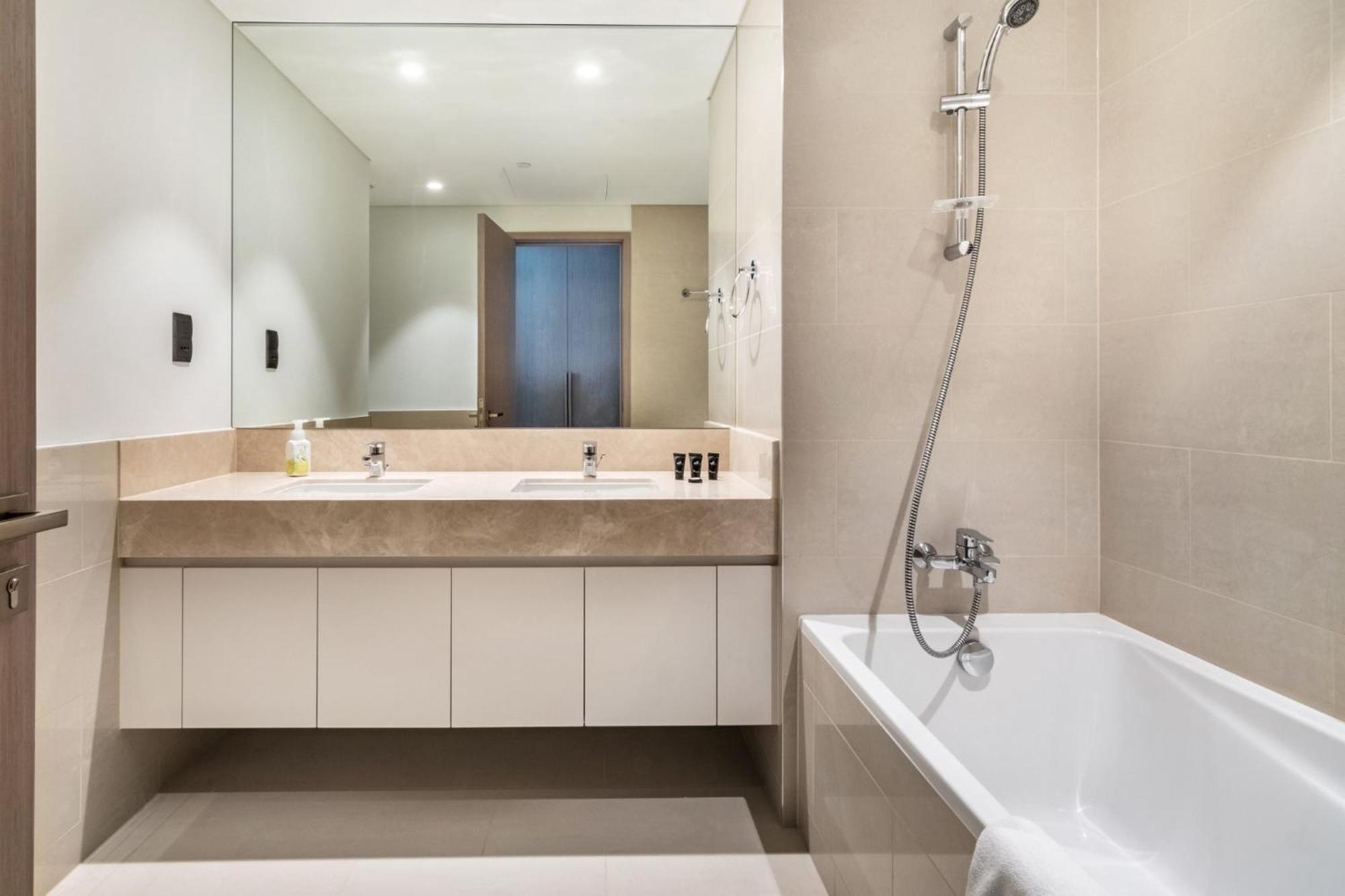 Downtown Dubai- 2br In Act Towers Holiday home